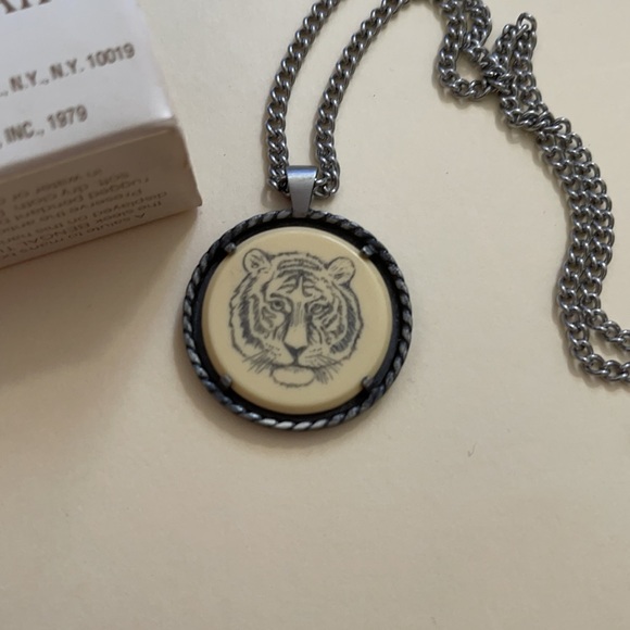 Avon Bangalore Tiger Pendant Necklace NIB - Picture 2 of 3